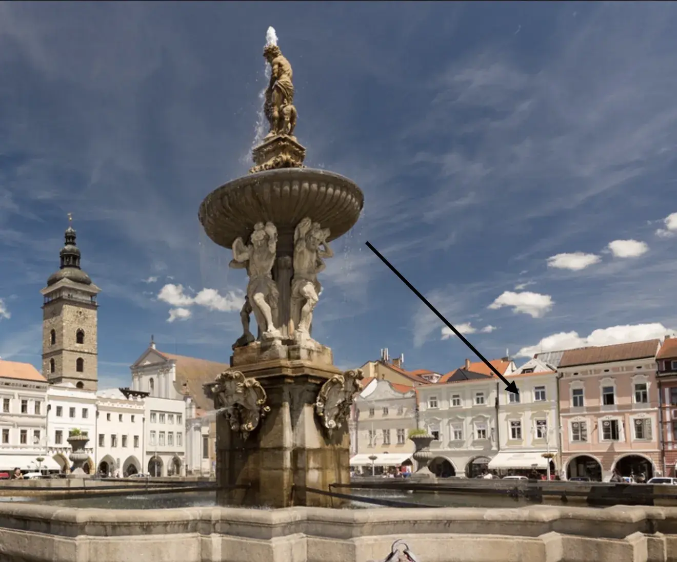 Náměstí Přemysla Otakara II. se Samsonovou kašnou; šipka ukazuje na dům, ve kterém je ordinace